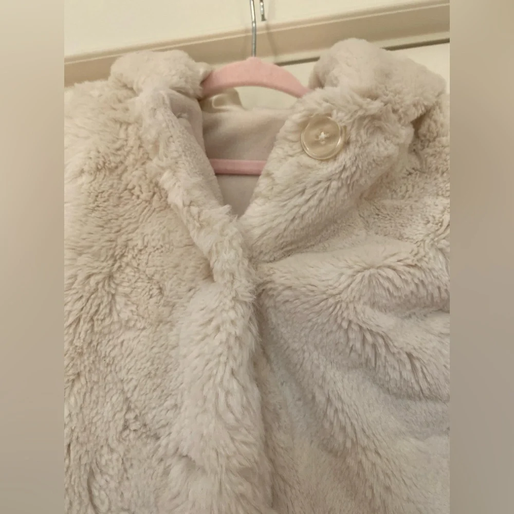 Cream soft faux fur coat size 9-12months - Picture 3 of 5